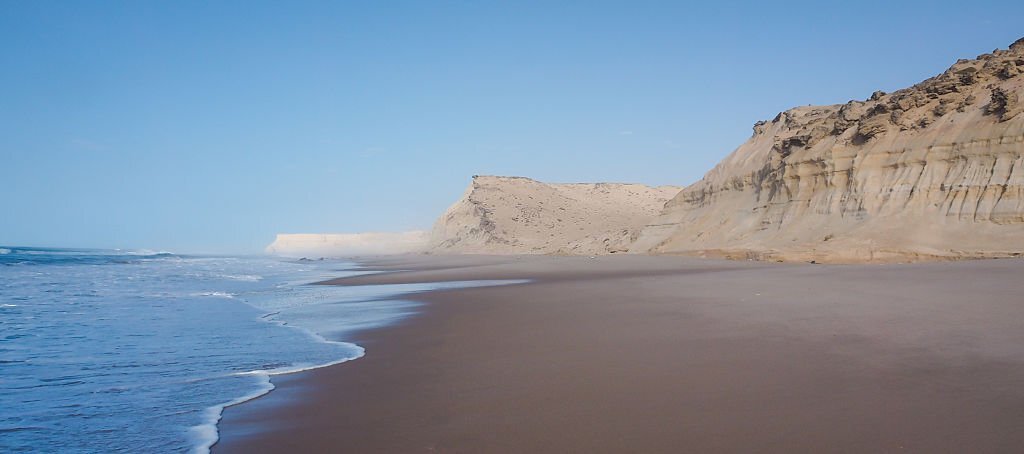 Oceano Atlantico con le scogliere di sabbia di Dakhla, Marocco